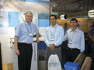 Uniflexo’s Flavio Campagnola (center) takes possession of a GSE Colorsat Match ink dispenser at Flexo Latino America 2008 in Sao Paulo, Brazil. Also pictured are Anne Lourens (left), GSE Dispensing, and Paulo Ruffini, Stork Prints Brazil (GSE’s regional distribution agency.)